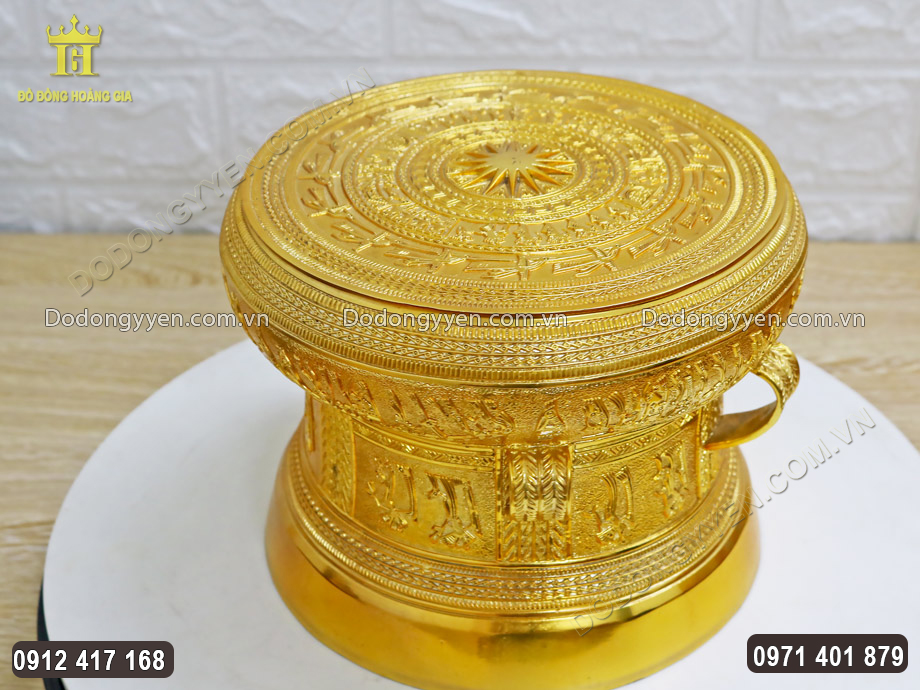 khung cảnh con người sinh hoạt được chạm khắc tỉ mỉ